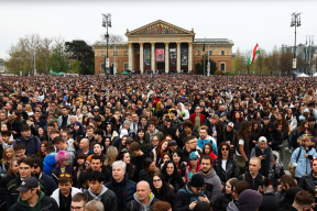 Тысячи людей вышли на площадь Героев в Будапеште